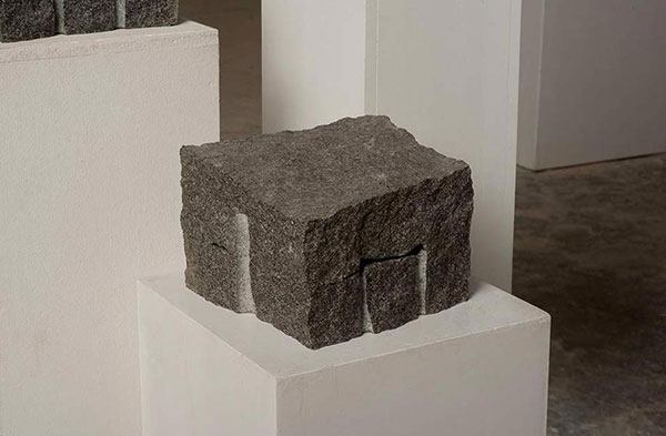 O.T. II, 2009<br />Granit, gespalten, geschnitten, innen poliert, 18 x 24 x 25 cm